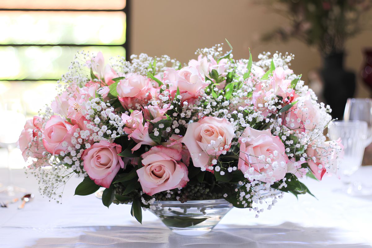 Edles Tischgesteck mit rosa Rosen