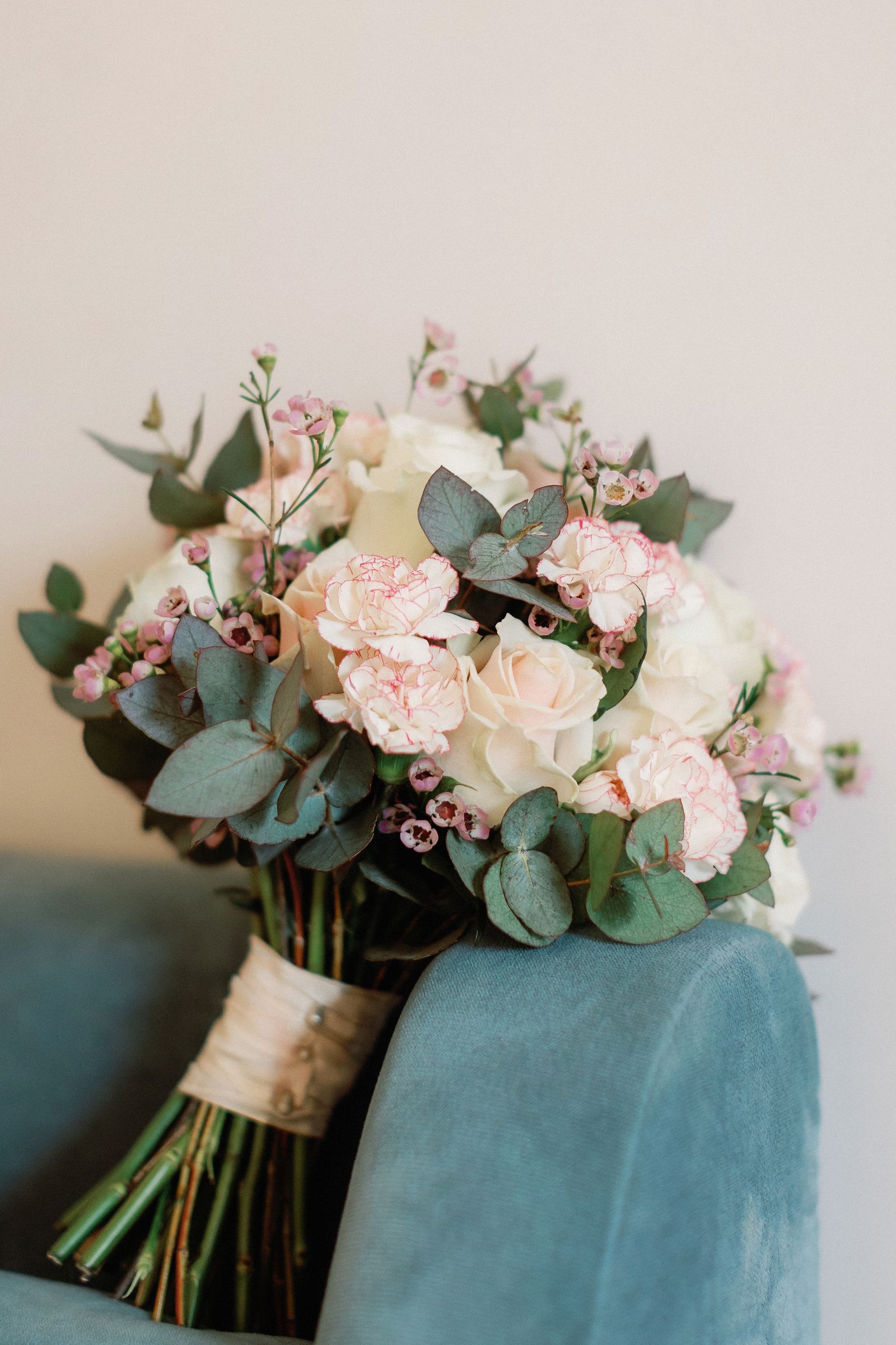 Strauß mit Rosen und Eukalyptus